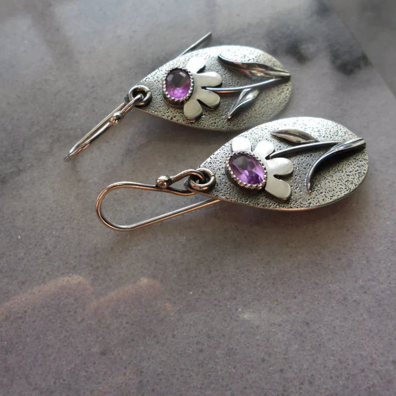 Pam – Boucles d'Oreilles Rétro avec Design Floral en Relief