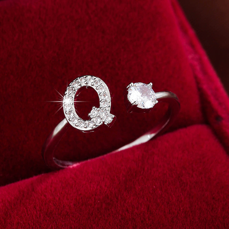 Nova – Bague Moderne Ouverte avec Initiale et Cubic Zirconia