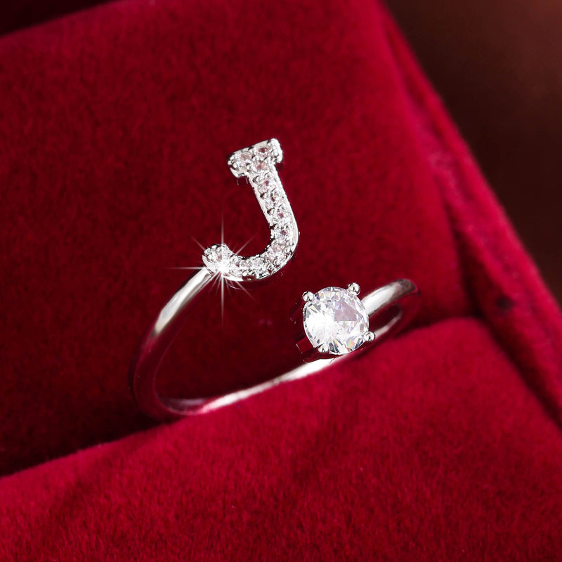 Nova – Bague Moderne Ouverte avec Initiale et Cubic Zirconia