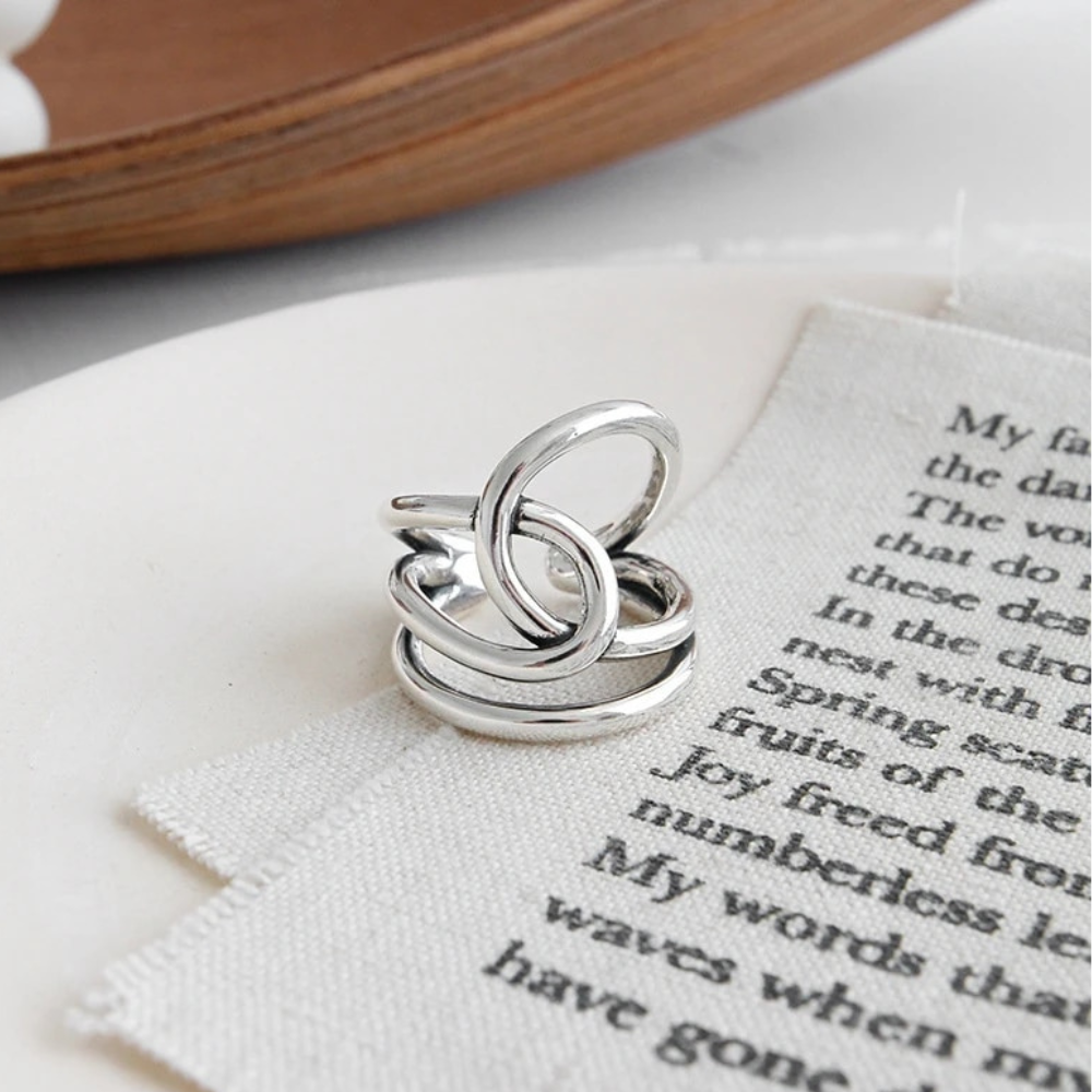 Dahlia – Bague Tressée Rétro Élégante