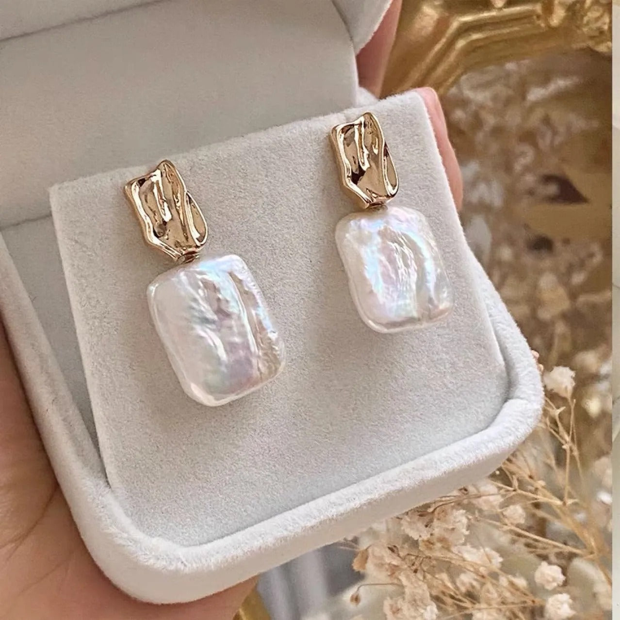 Aiah – Boucles d’Oreilles Dorées avec Perles Baroques Élégantes