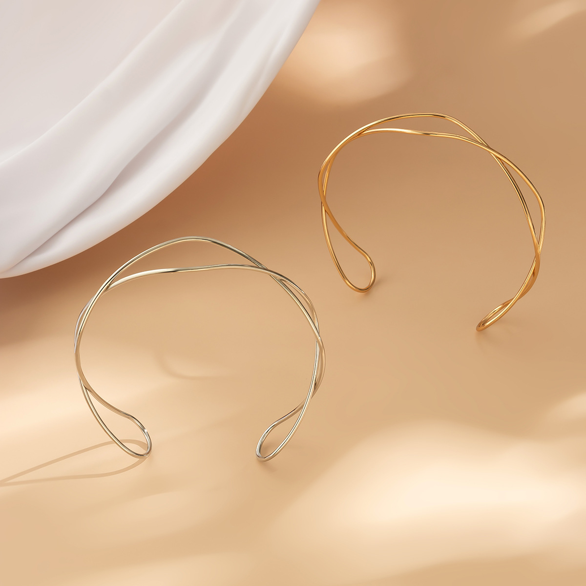 Collier en fil torsadé – Choker moderne au design torsadé