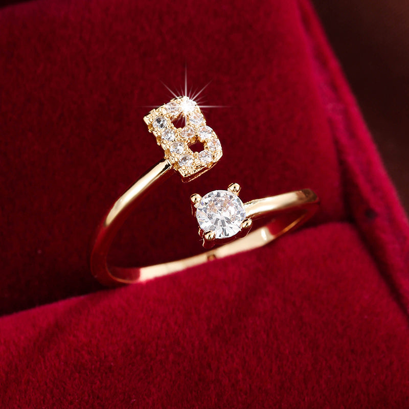 Nova – Bague Moderne Ouverte avec Initiale et Cubic Zirconia