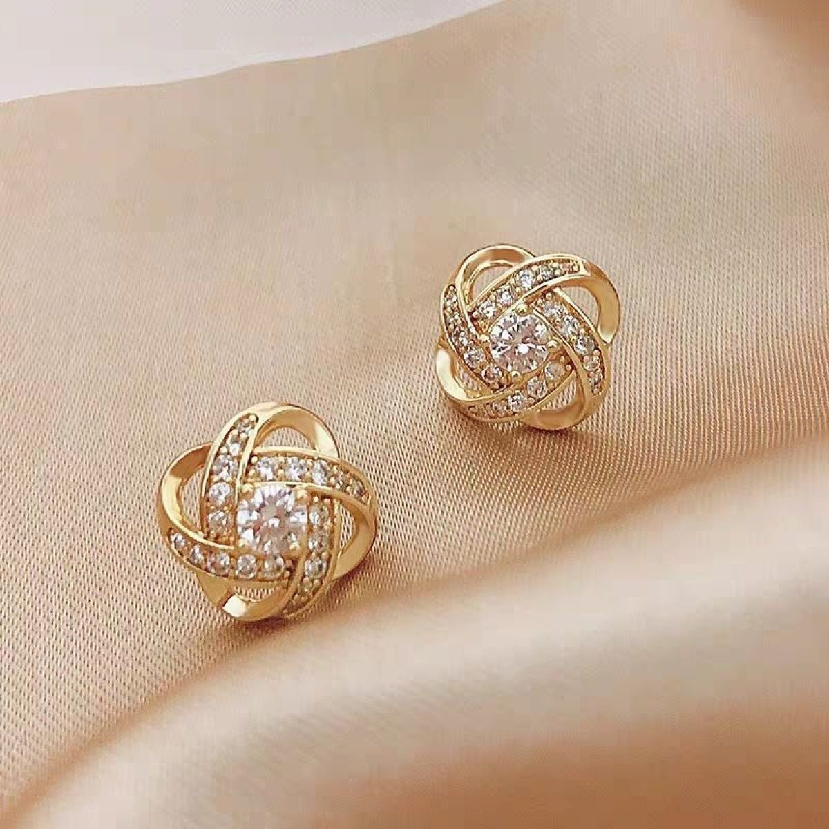 Elara – Boucles d’Oreilles Croix en Fleur Torsadée