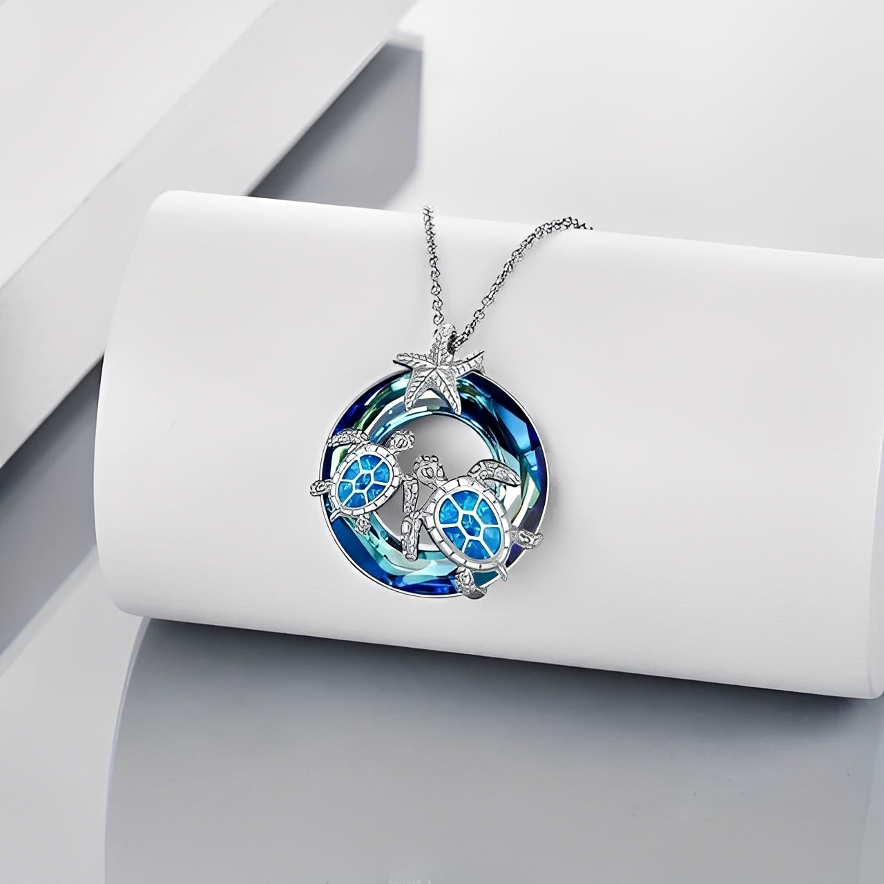 Nolwen – Collier Tortue et Palmier avec Cercle en Opale