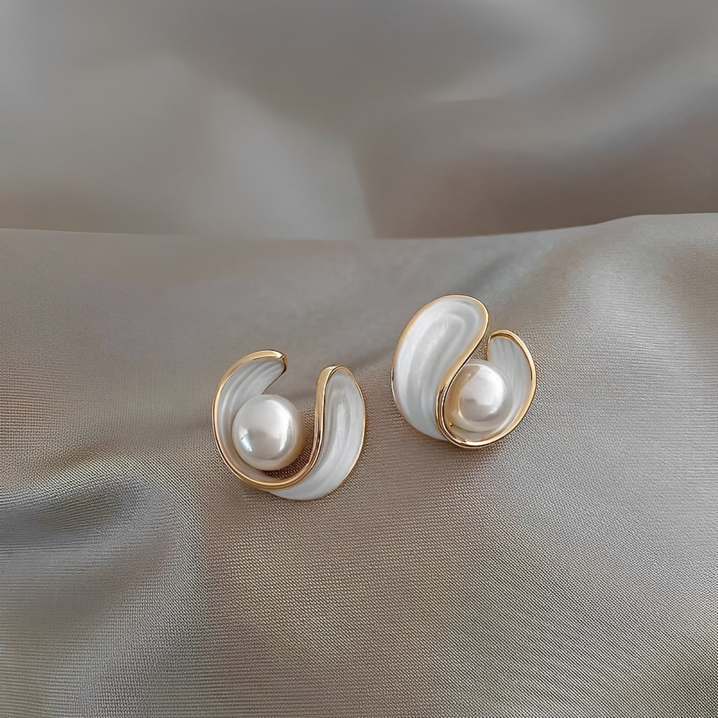 Aveline – Boucles d’Oreilles en Or avec Opale Blanche et Perles