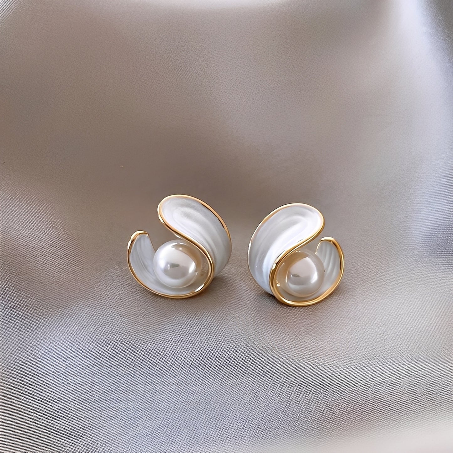 Maku – Boucles d’Oreilles en Opale Blanche et Perles Dorées