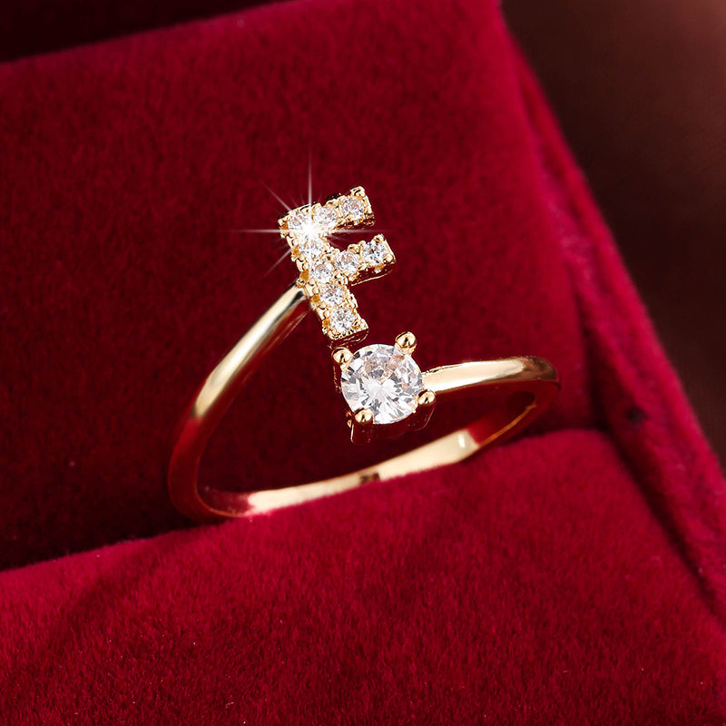 Nova – Bague Moderne Ouverte avec Initiale et Cubic Zirconia