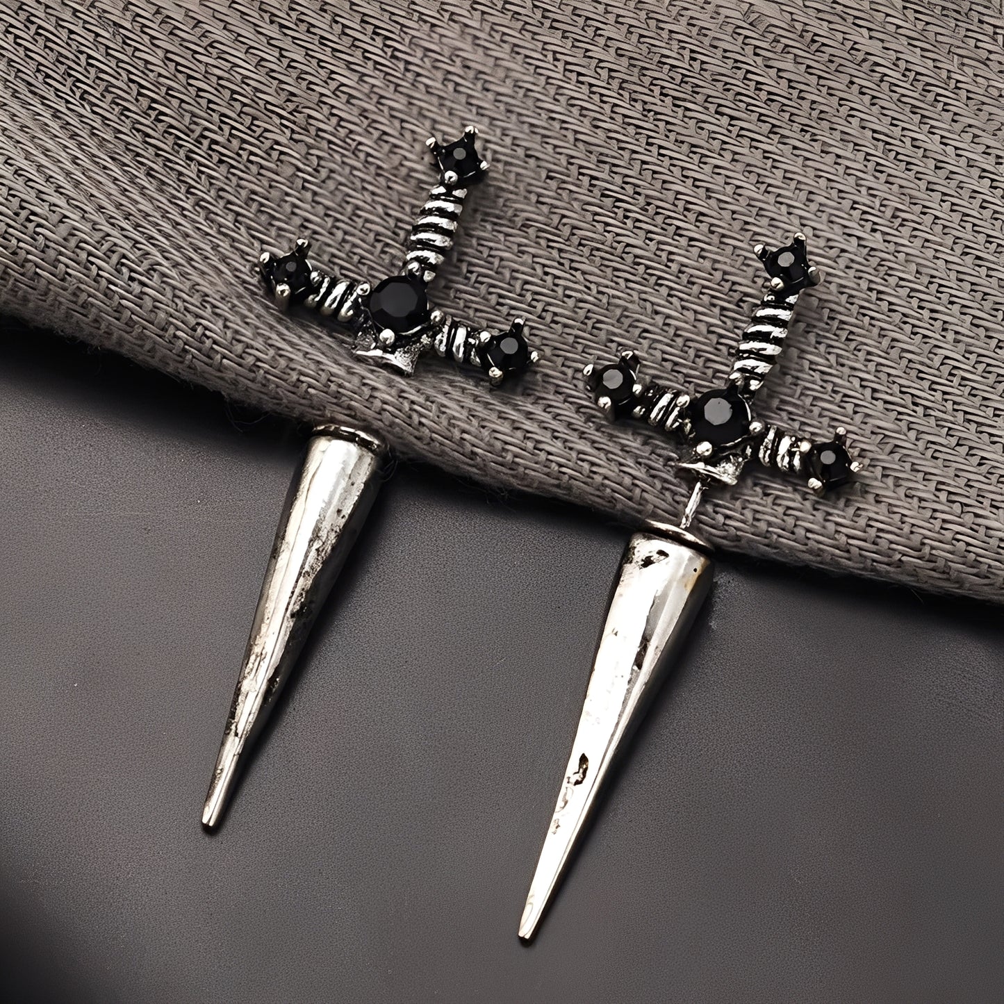 Lionore – Boucles d'Oreilles Épée Gothiques
