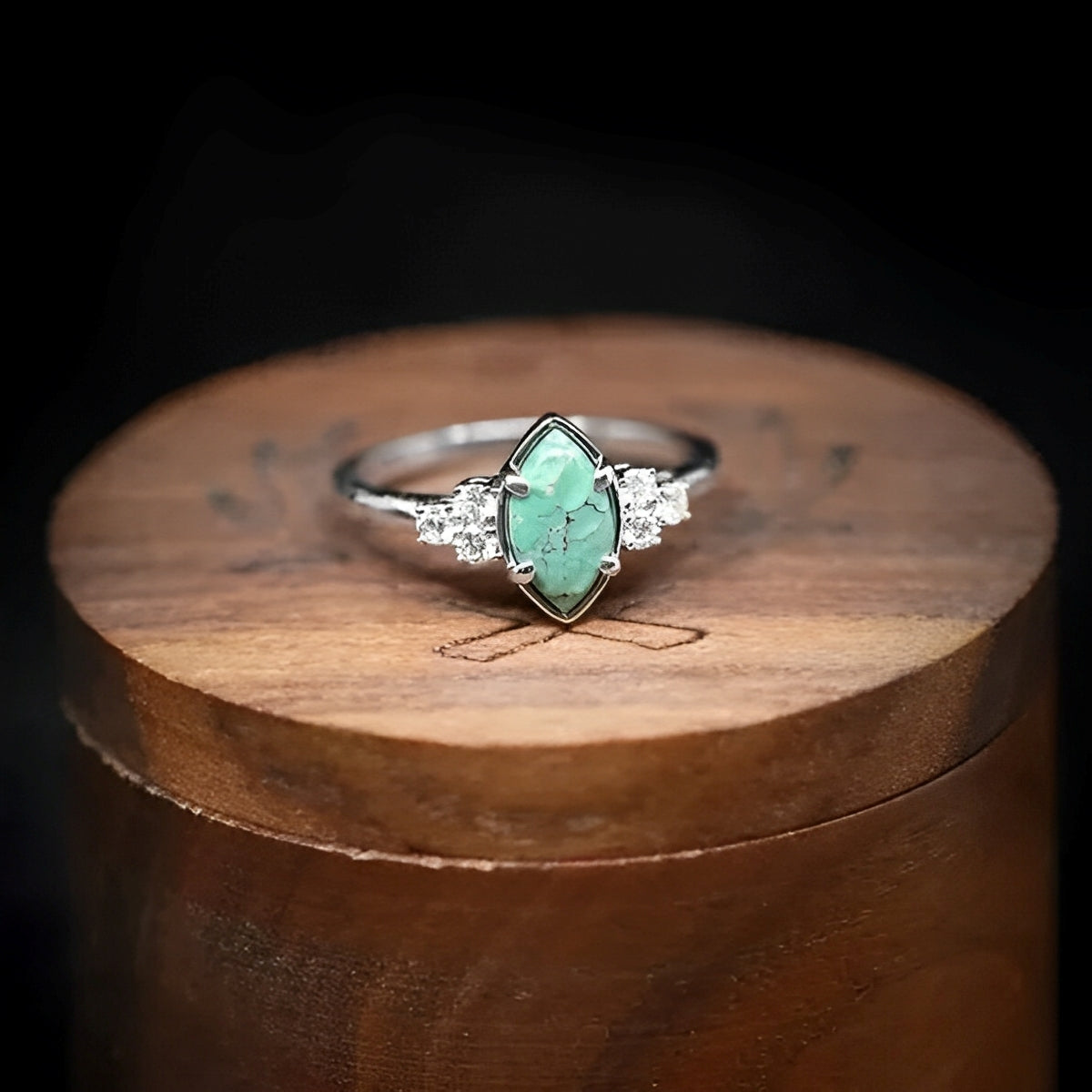 Solene – Bague avec Turquoise Naturelle et Détails de Diamant