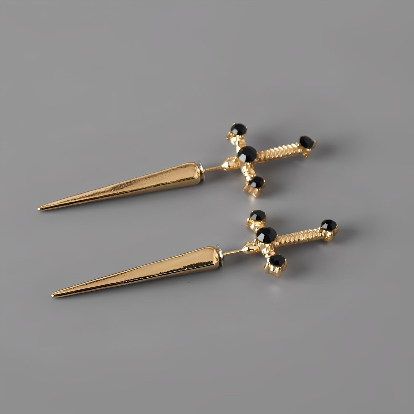 Lionore – Boucles d'Oreilles Épée Gothiques