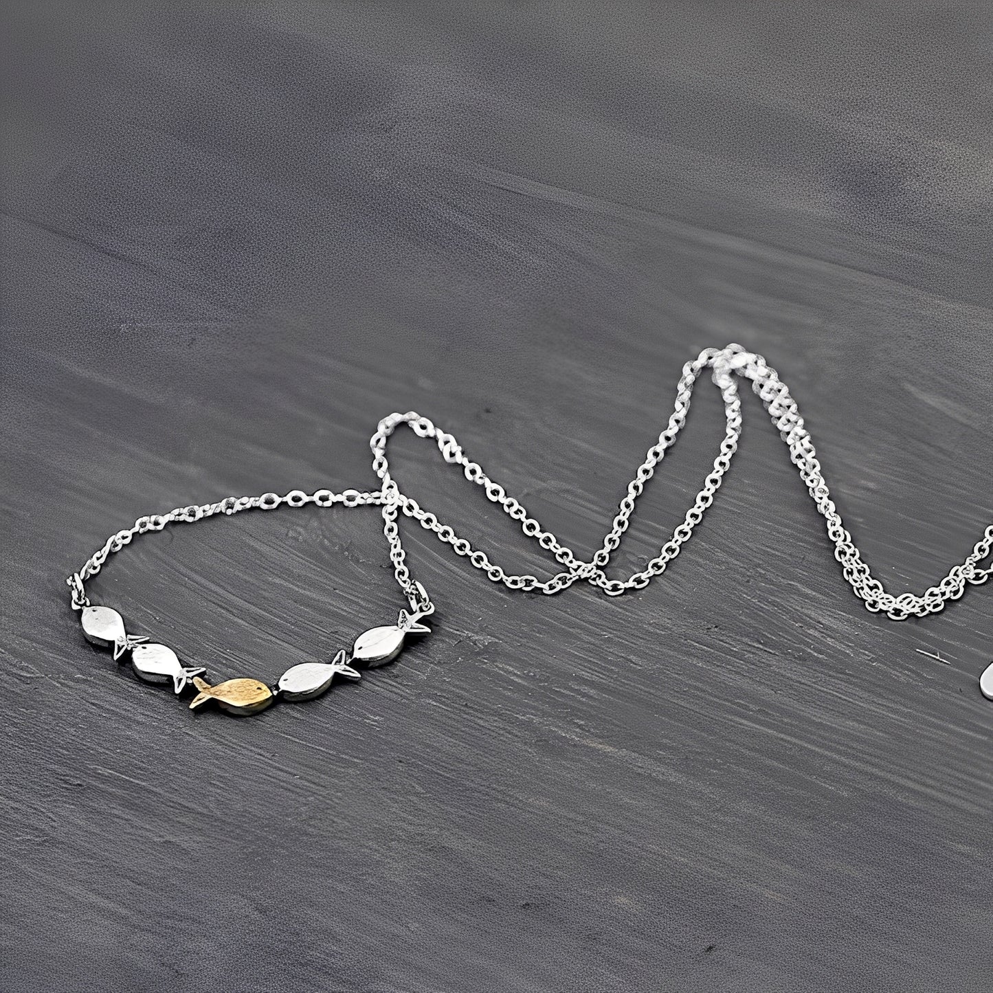 Amandine – Collier Poisson Doré Élégant