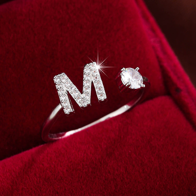 Nova – Bague Moderne Ouverte avec Initiale et Cubic Zirconia
