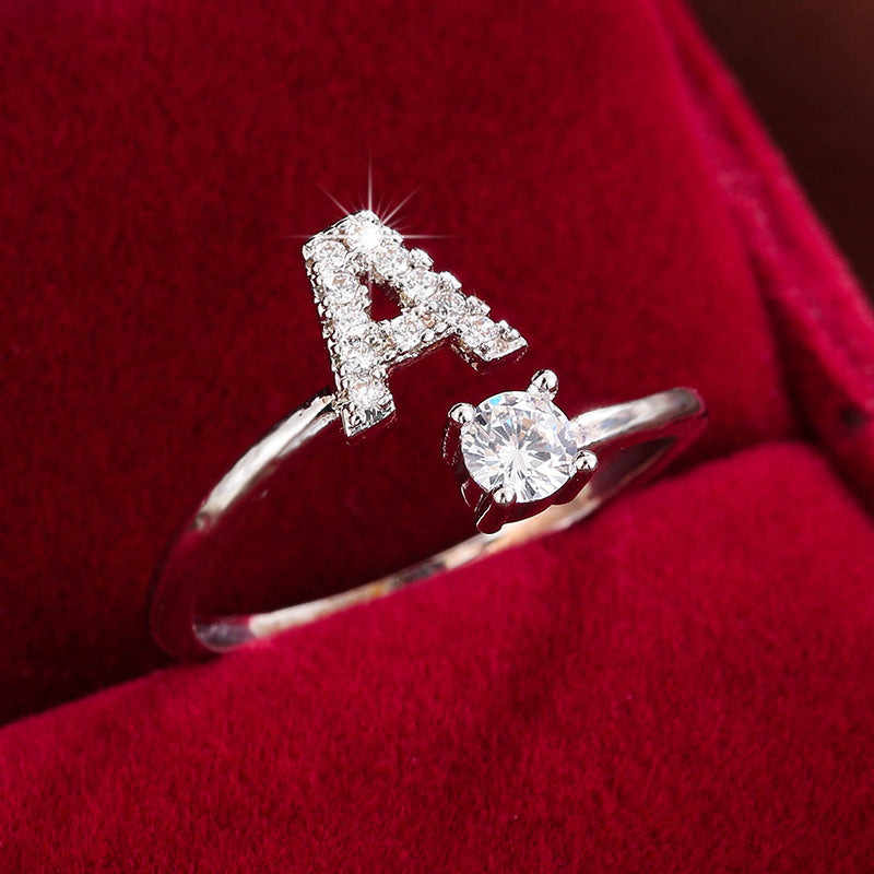 Nova – Bague Moderne Ouverte avec Initiale et Cubic Zirconia