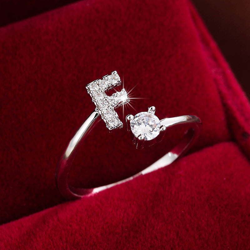 Nova – Bague Moderne Ouverte avec Initiale et Cubic Zirconia
