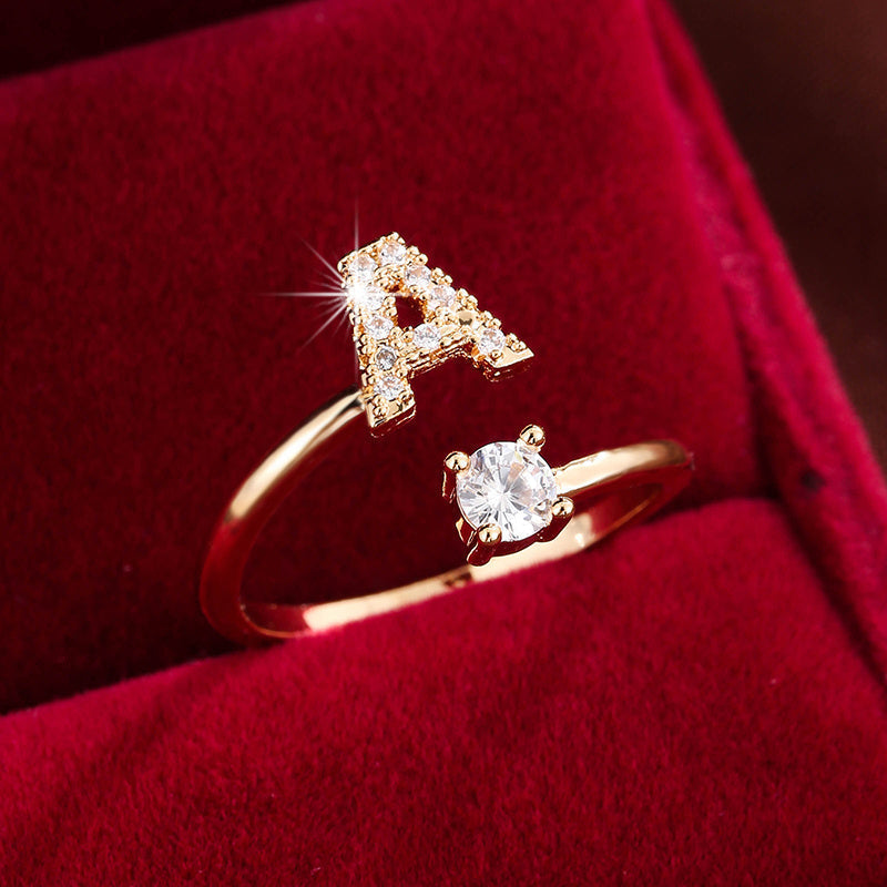 Nova – Bague Moderne Ouverte avec Initiale et Cubic Zirconia