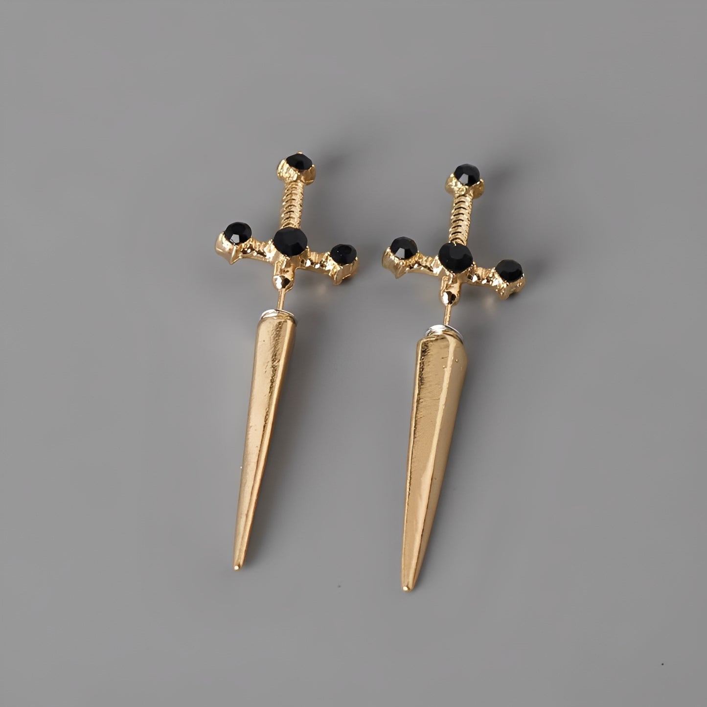 Lionore – Boucles d'Oreilles Épée Gothiques