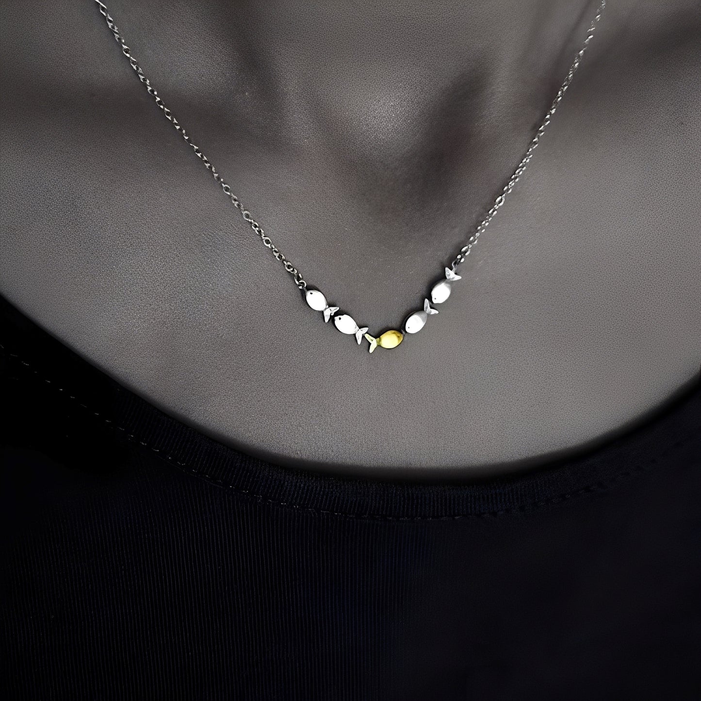 Amandine – Collier Poisson Doré Élégant
