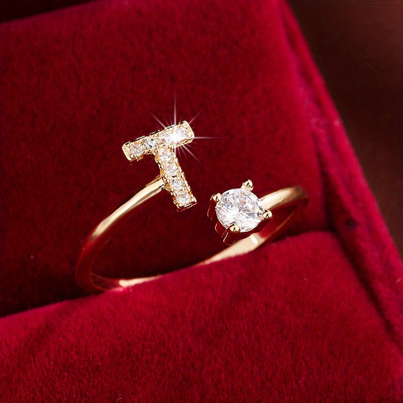 Nova – Bague Moderne Ouverte avec Initiale et Cubic Zirconia