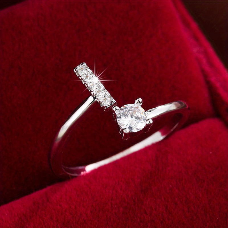 Nova – Bague Moderne Ouverte avec Initiale et Cubic Zirconia