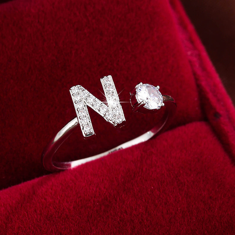 Nova – Bague Moderne Ouverte avec Initiale et Cubic Zirconia