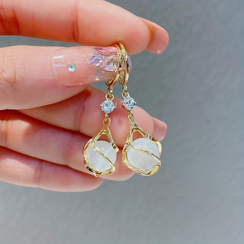 Rica – Boucles d’Oreilles Pendantes Dorées à Opale Blanche