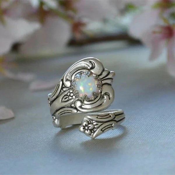 Maelle – Bague Cuillère Ajustable en Opale Blanche
