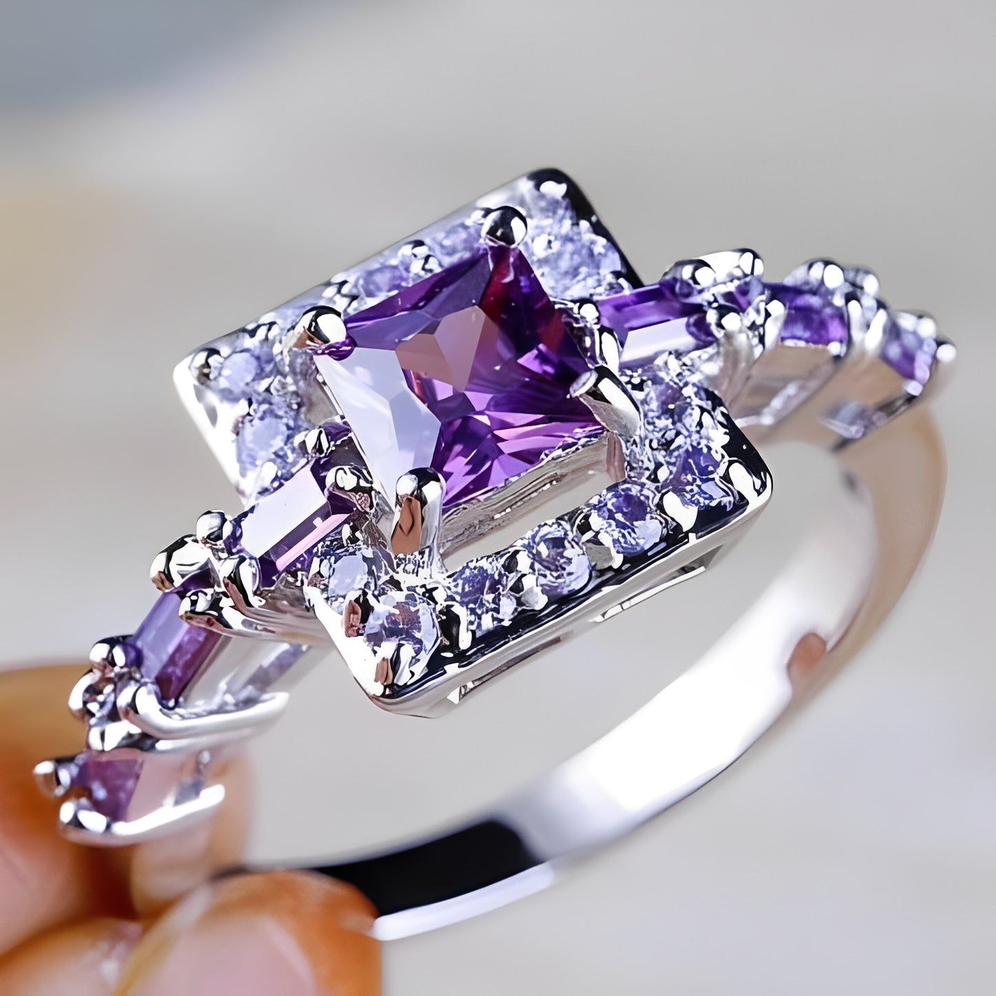Lyra – Bague Carrée en Améthyste Cristal