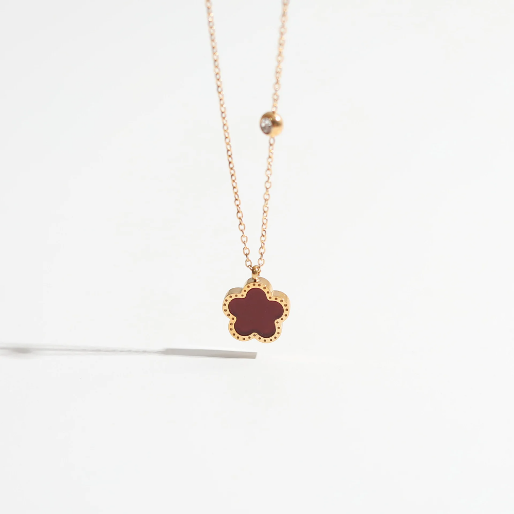 Collier à fleurs de trèfle à cinq feuilles