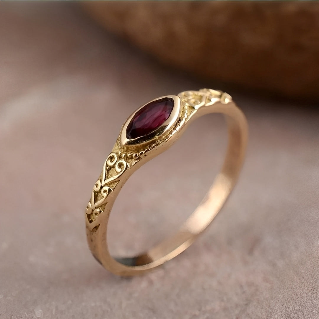Klarisse – Bague Vintage Dorée avec Cristal Rouge