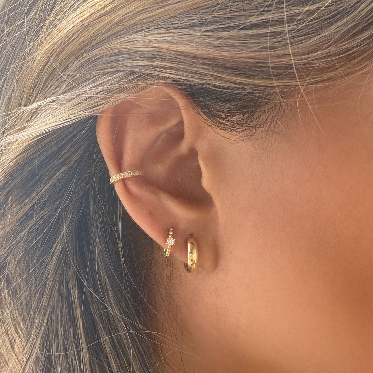 Boucles d'oreilles Huggie perles pavées