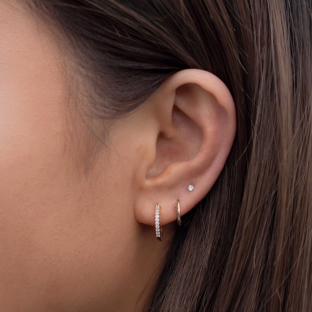 Les boucles d'oreilles Huggie Hoop classiques