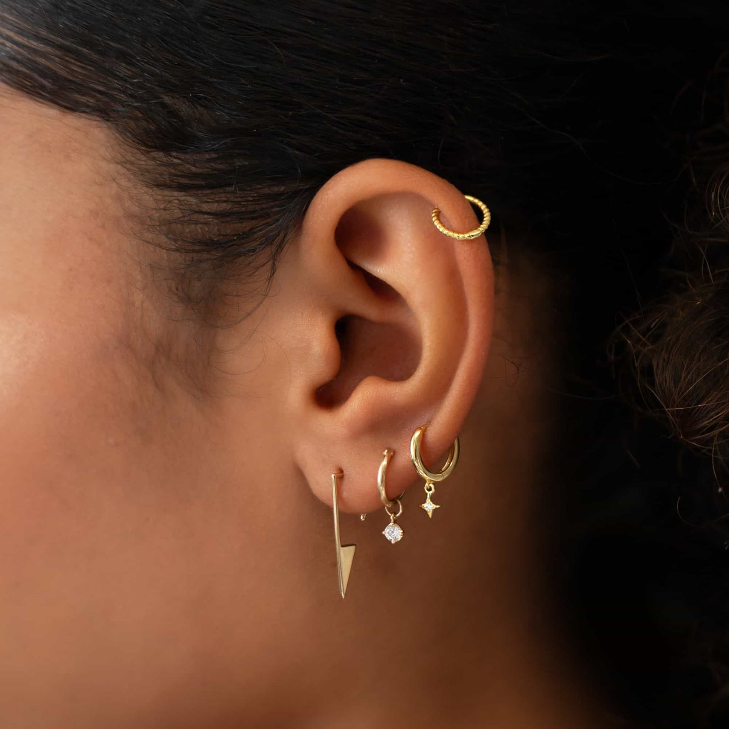 Les boucles d'oreilles Huggie Hoop classiques