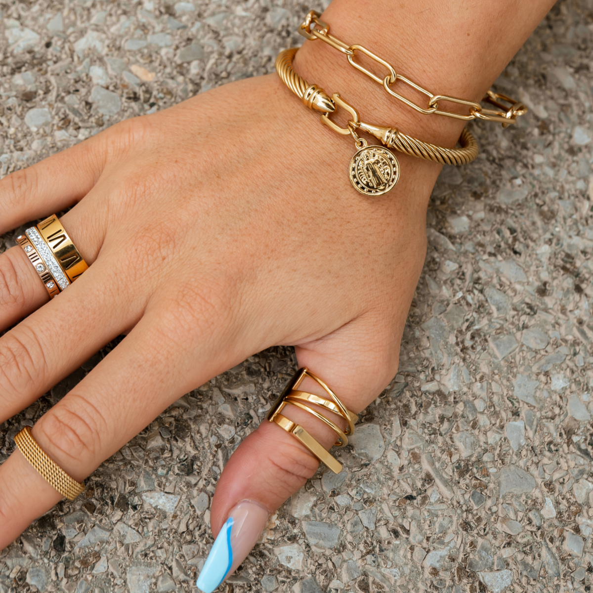 Shane – Bracelet Orné d’un Pendentif Pièce Dorée