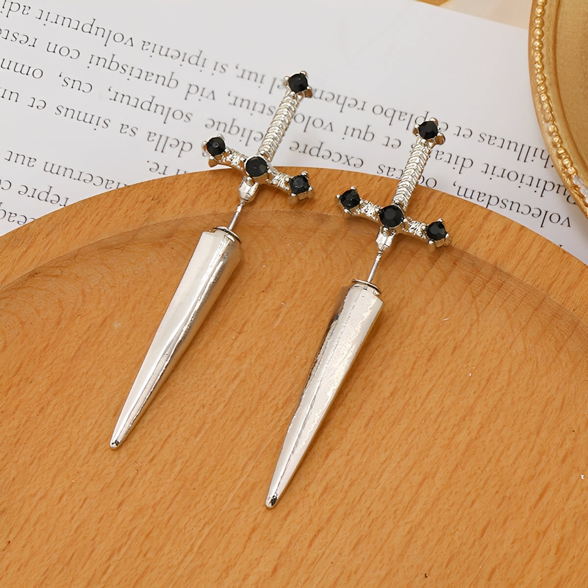 Lionore – Boucles d'Oreilles Épée Gothiques