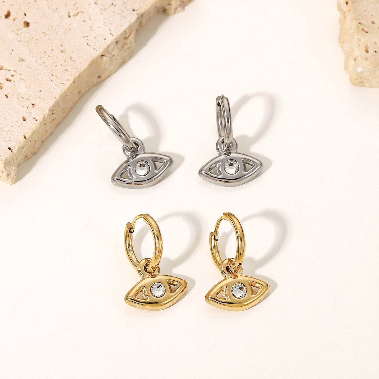 Mila – Créoles Huggie avec Œil Protecteur