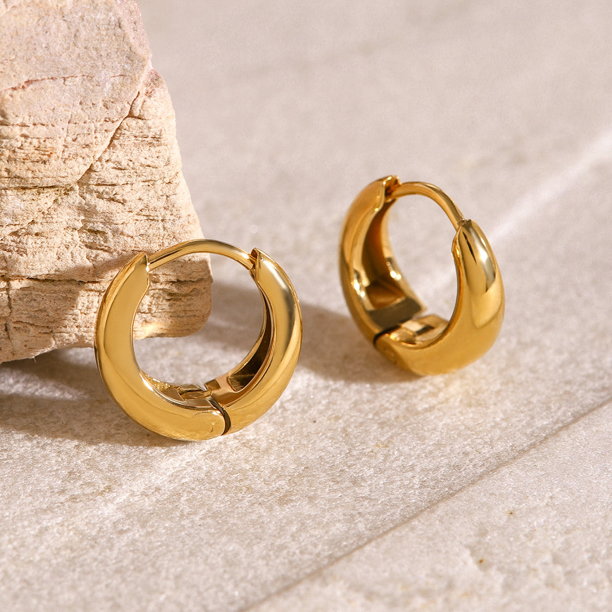 Iris – Créoles Huggie Géométriques Dorées