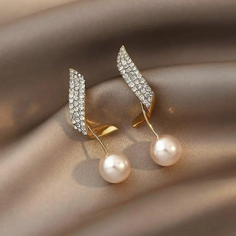 Lumine – Boucles d’Oreilles Charm en Perles et Dorure de Luxe