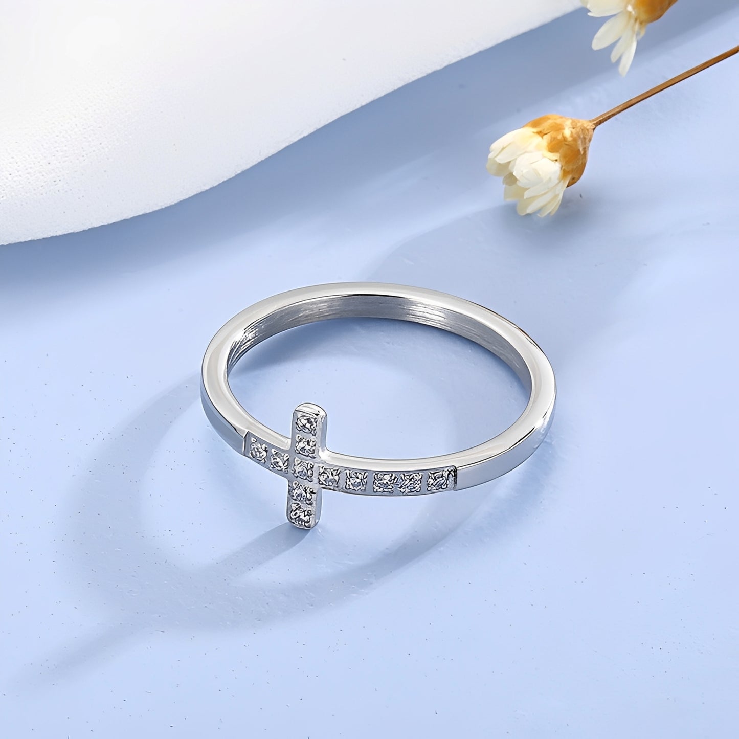 Juliette – Bague Croix Dorée à Pierres Lumineuses