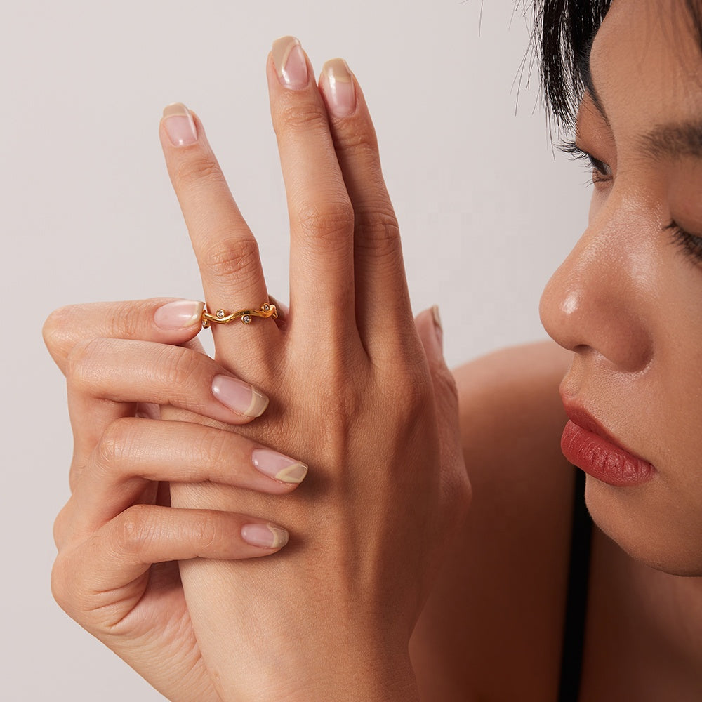 Willow – Bague Feuille Dorée à Zirconia Ajustable