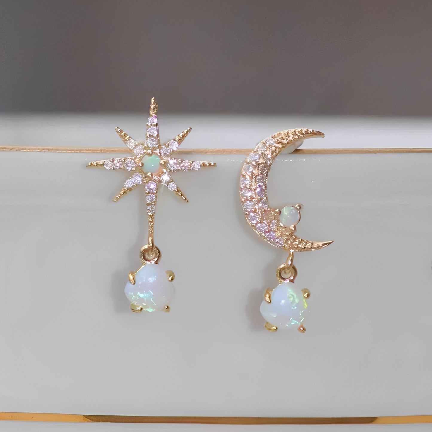Astra – Boucles Dorées Lune & Étoile en Opale