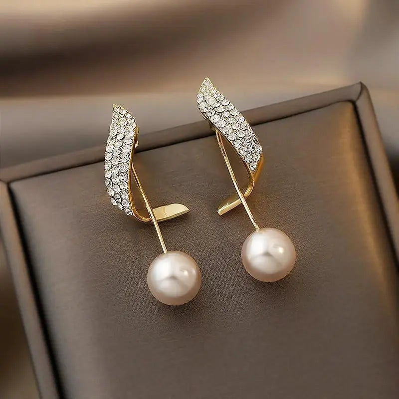 Lumine – Boucles d’Oreilles Charm en Perles et Dorure de Luxe