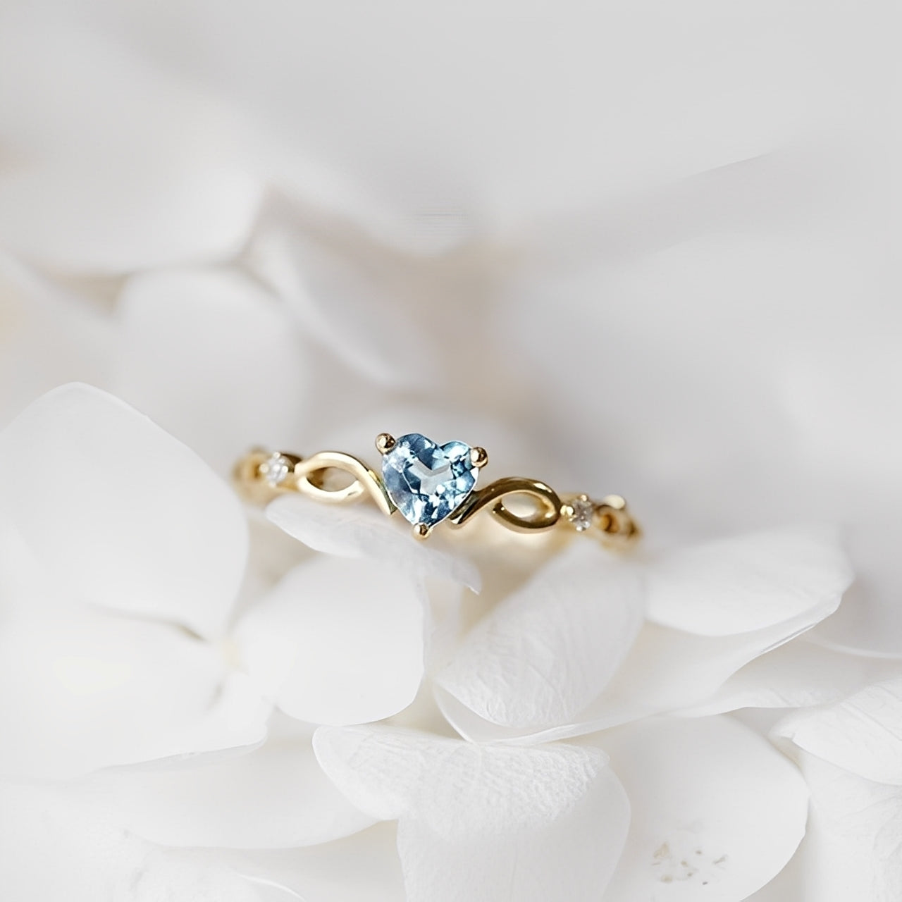 Yllara – Bague Simple Cœur Incrusté Argent & Or