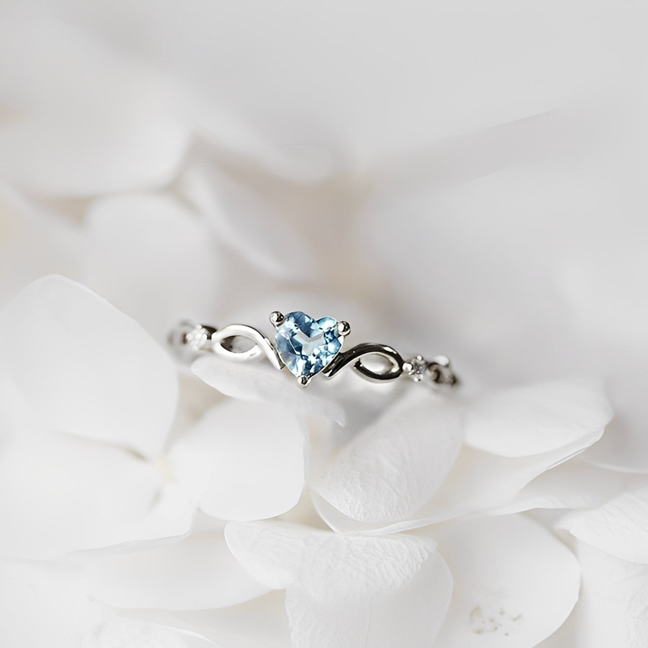 Yllara – Bague Simple Cœur Incrusté Argent & Or