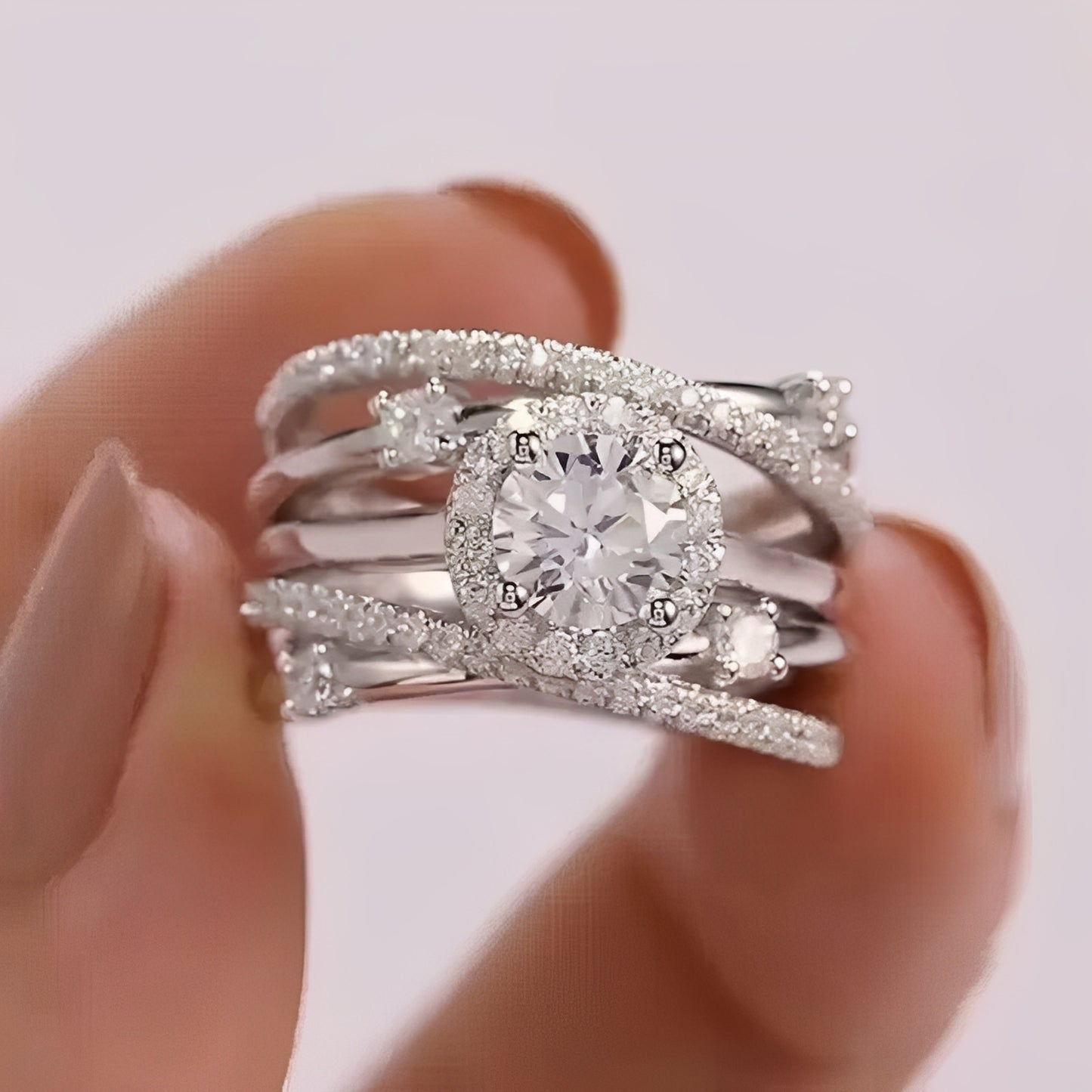 Ivanna – Bague Enlacée à Zircons Étincelants