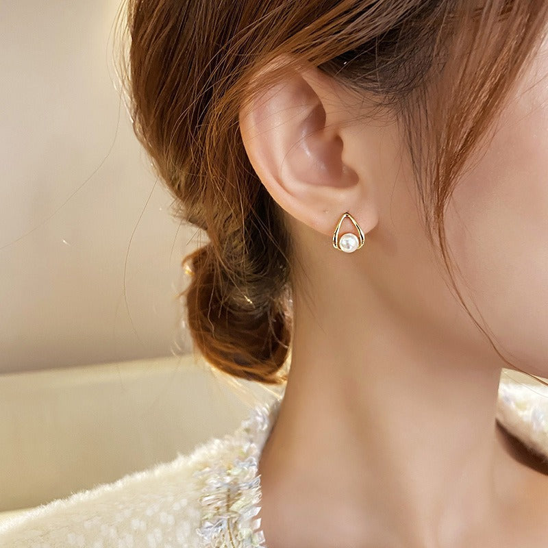 Maelle – Boucles d’Oreilles Arc Géométrique avec Perle