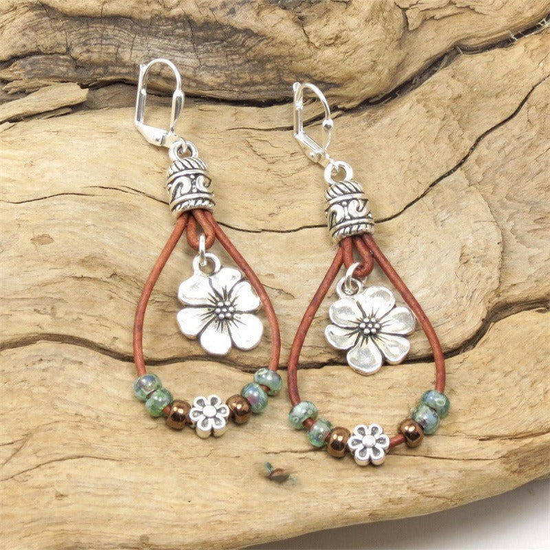 Amara - Boucles d’oreilles pendantes en cuir fleuri intemporel