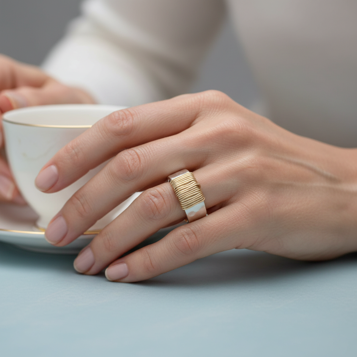 Lysandra – Bague Géométrique Simple à Large Visage