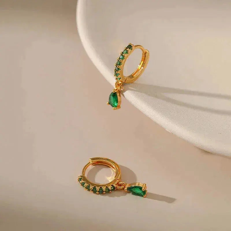 Amara – Boucles d’Oreilles Dorées avec Émeraude et Zirconia