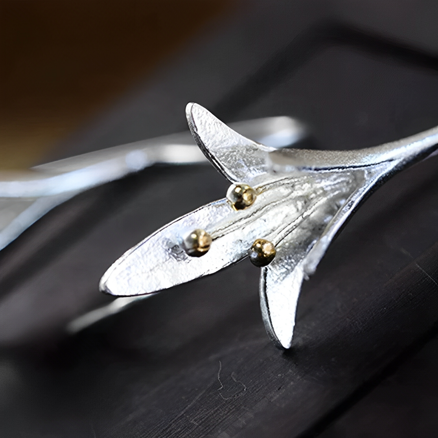 Amara – Boucles d’Oreilles Fleur Délicate en Argent